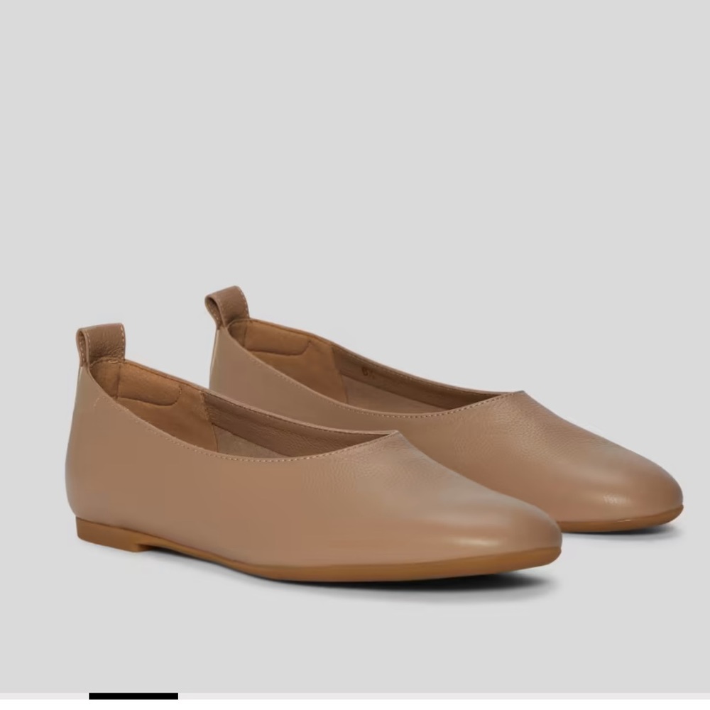 EVERLANE The Italian Leather Round Toe Day Glove Flats in Toasted Almond